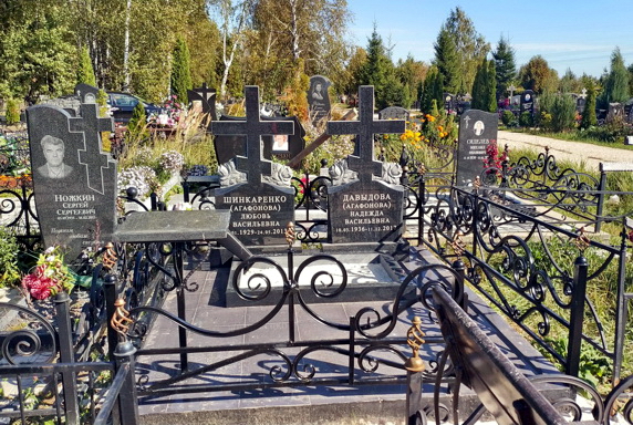 Одинаковые гранитные памятники для двух покойных